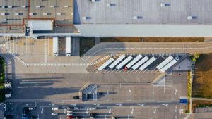 Luftbild eines Logisitkunternehmens mit Hallen und LKWs