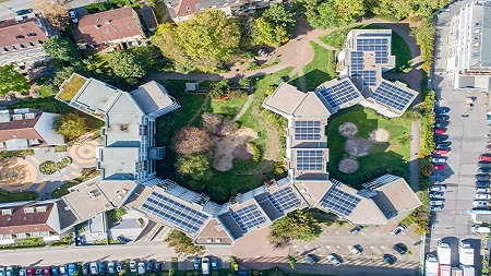 Luftbildansicht Wohnhäuser mit Solar auf den Dächern