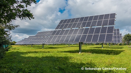 Photovoltaik-Freiflächenanlage auf Grünfläche