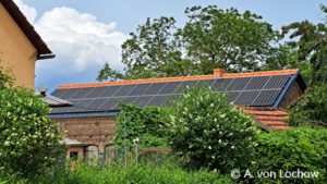 Dachfläche mit einer PV-Anlage auf einem Gebäude in Petkus