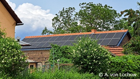 Dachfläche mit einer PV-Anlage auf einem Gebäude in Petkus