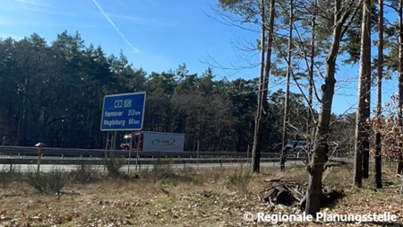 Blick auf die Autobahn A2 vom Wald aus